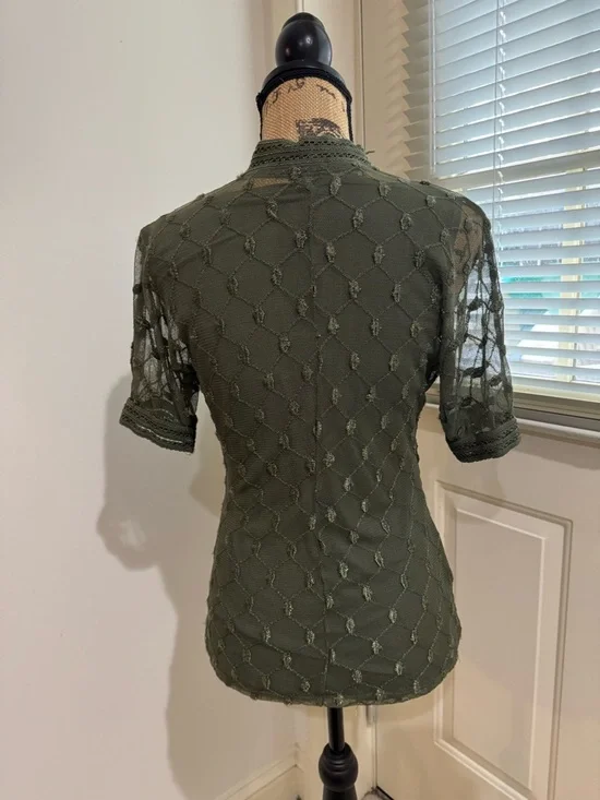 Alfani Olive Crochet Lace Mock-Neck Short Sleeve Top size M - Picture 3 of 9